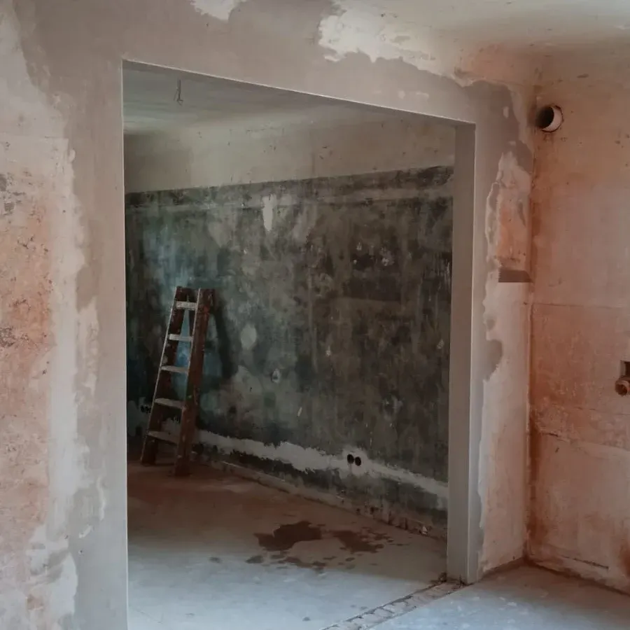 Fertig verputzter Wanddurchbruch in einem Altbau im Rohbauzustand